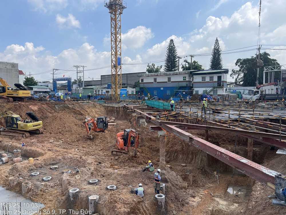 Máy móc hoạt động ngày đêm tại dự án Happy One Sora